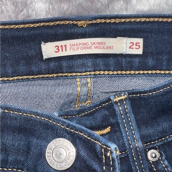 Women’s Levi’s Jeans - Picture 5 of 5